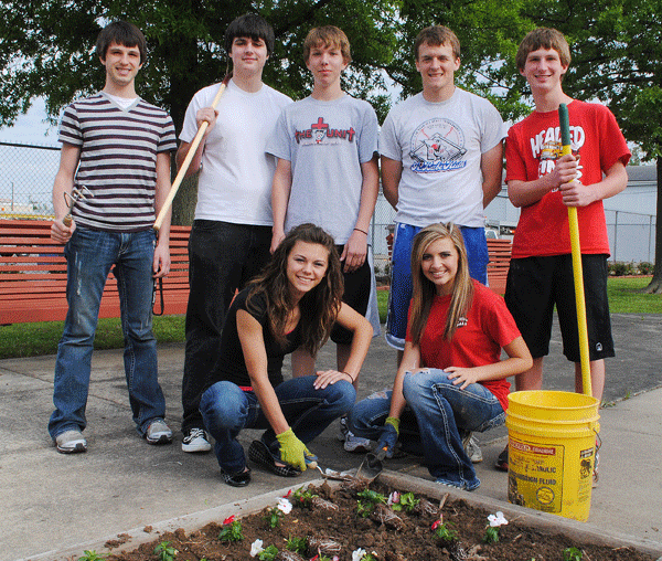 Teens Brighten Park For Earth Day