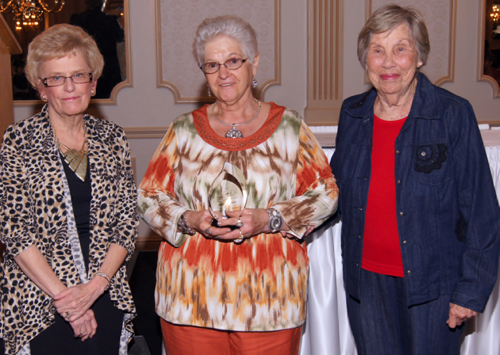 Madeleine Launius Receives Ilena Aslin Service Award