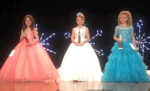 2017 Petite Miss Snowflake Crowned